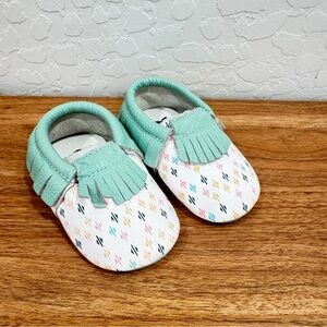 Itzy Ritzy Moc Happens Moccasin Shoes Girls 6-12 Months Blue White Colorful